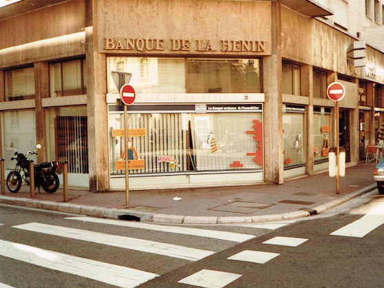 Cette succursale de Nice, où j'ai été Directeur d'Agence, où j'ai été embauché en 1966. Je m'y suis rendu pendant plus de 15 ans chaque matin. C'est moi qui ait collé les affiches que vous voyez sur les vitres !