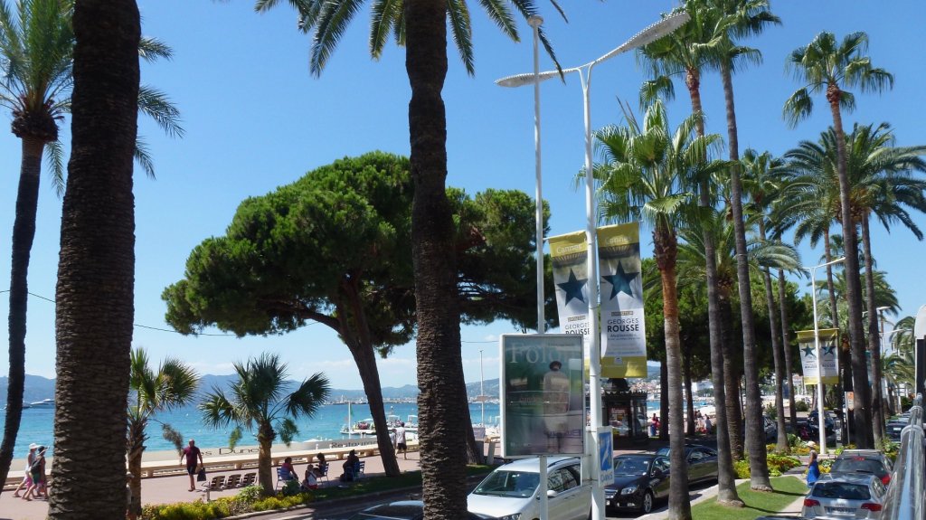 LA CROISETTE PENDANT LA PÉRIODE DU FESTIVAL AVEC DES AFFICHES PARTOUT