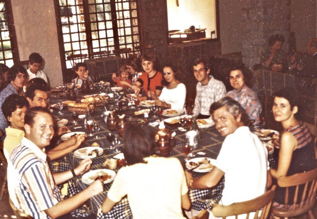 Repas de toute l'équipe en juin 1970, avec mon supérieur de Marseille : Xavier Delouvrier, un vrai chic type très professionnel et bienveillant, que j'ai adoré ! Comme tout dans cet établissement. J'étais nommé directeur à Bastia que j'ouvrais moi-même !