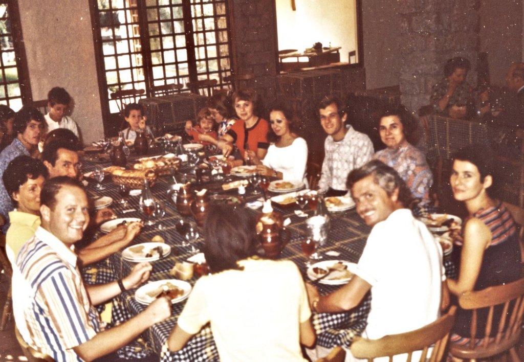 Repas de toute l'équipe en juin 1970, avec mon supérieur de Marseille : Xavier  Delouvrier, un vrai chic type très professionnel et bienveillant, que j'ai adoré ! Comme tout dans cet établissement. J'étais nommé directeur à Bastia que j'ouvrais moi-même !